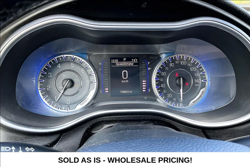 Used 2015  Chrysler Limited image 13