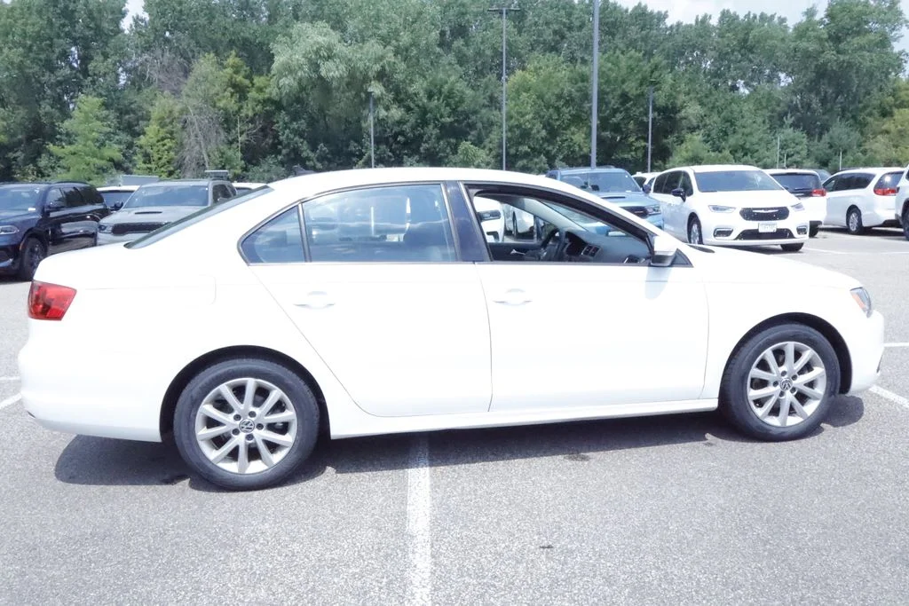 Used 2012 White Volkswagen 2.5L SE image 6