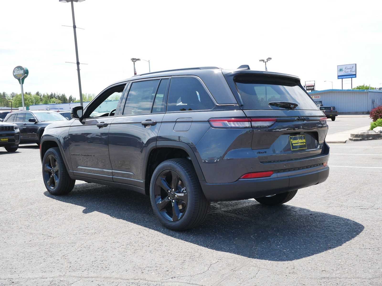 New 2026 Baltic Gray Metallic Clear-Coat Exterior Paint Jeep Limited image 5