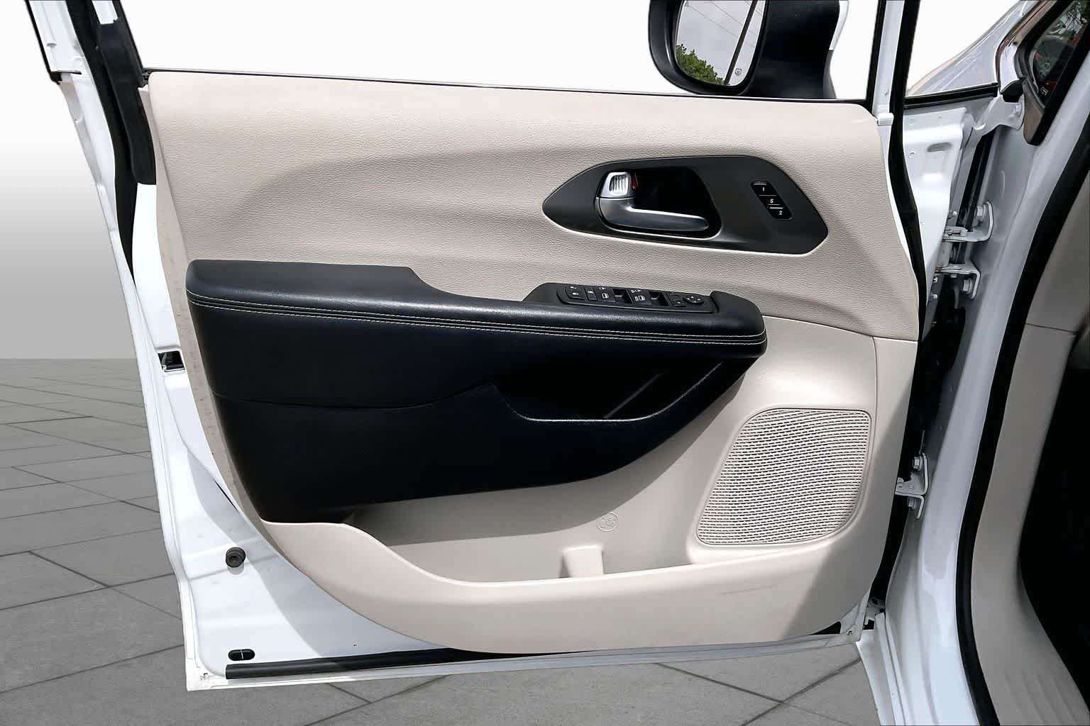 Used 2023 Bright White Clearcoat Chrysler Touring L image 20