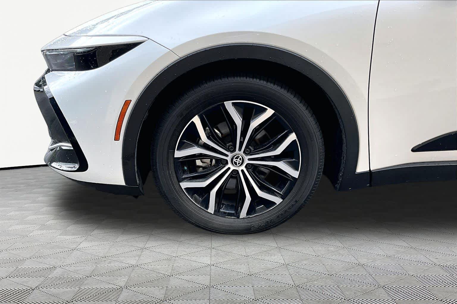 Used 2023 Oxygen White Toyota XLE image 11