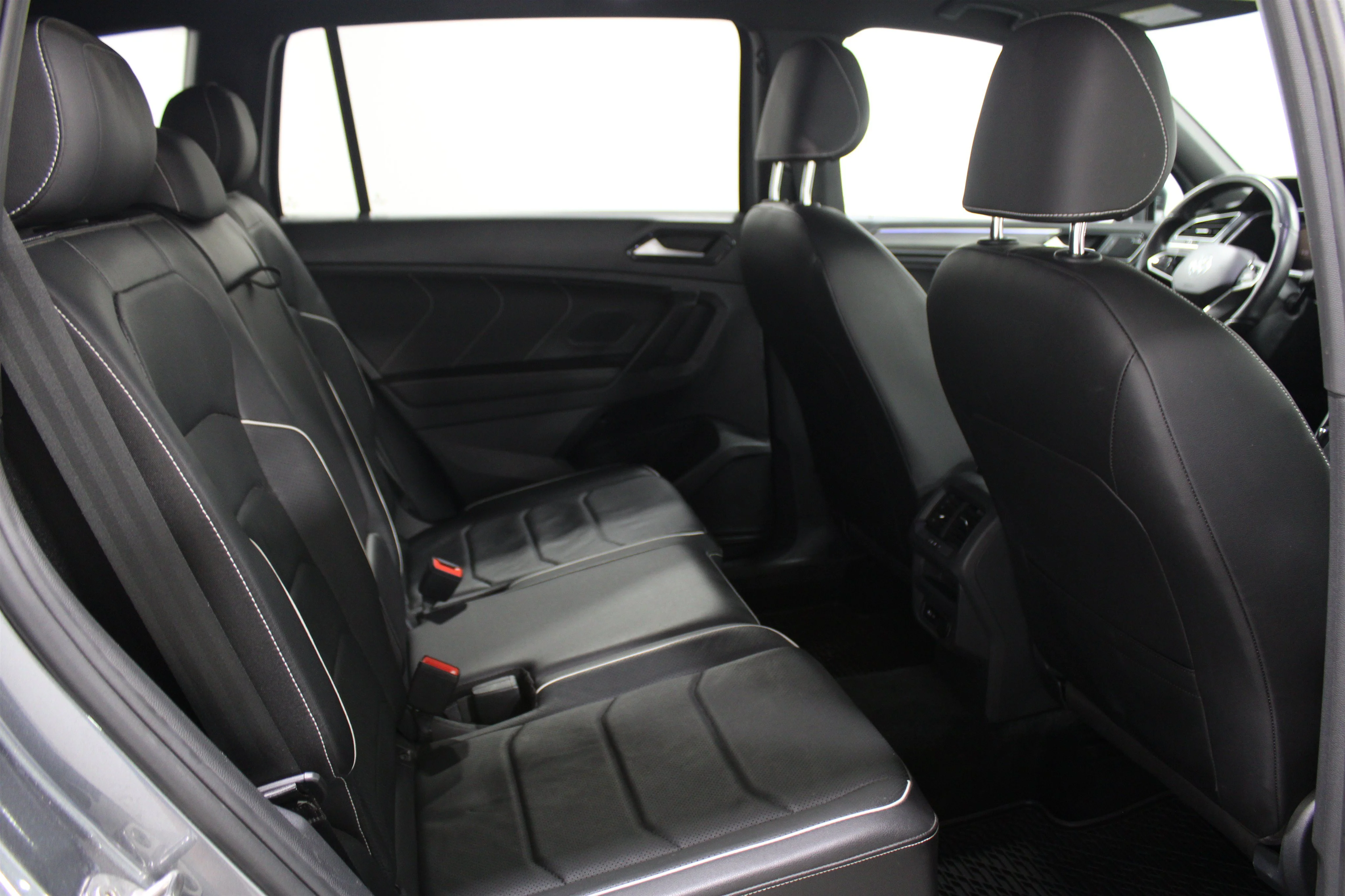 Used 2022 Gray Volkswagen SEL R-Line image 23