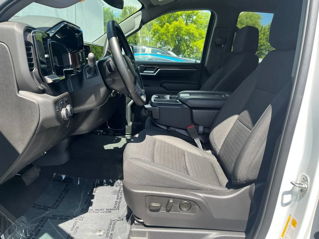 New 2025 Summit White Chevrolet LT (2FL) image 9