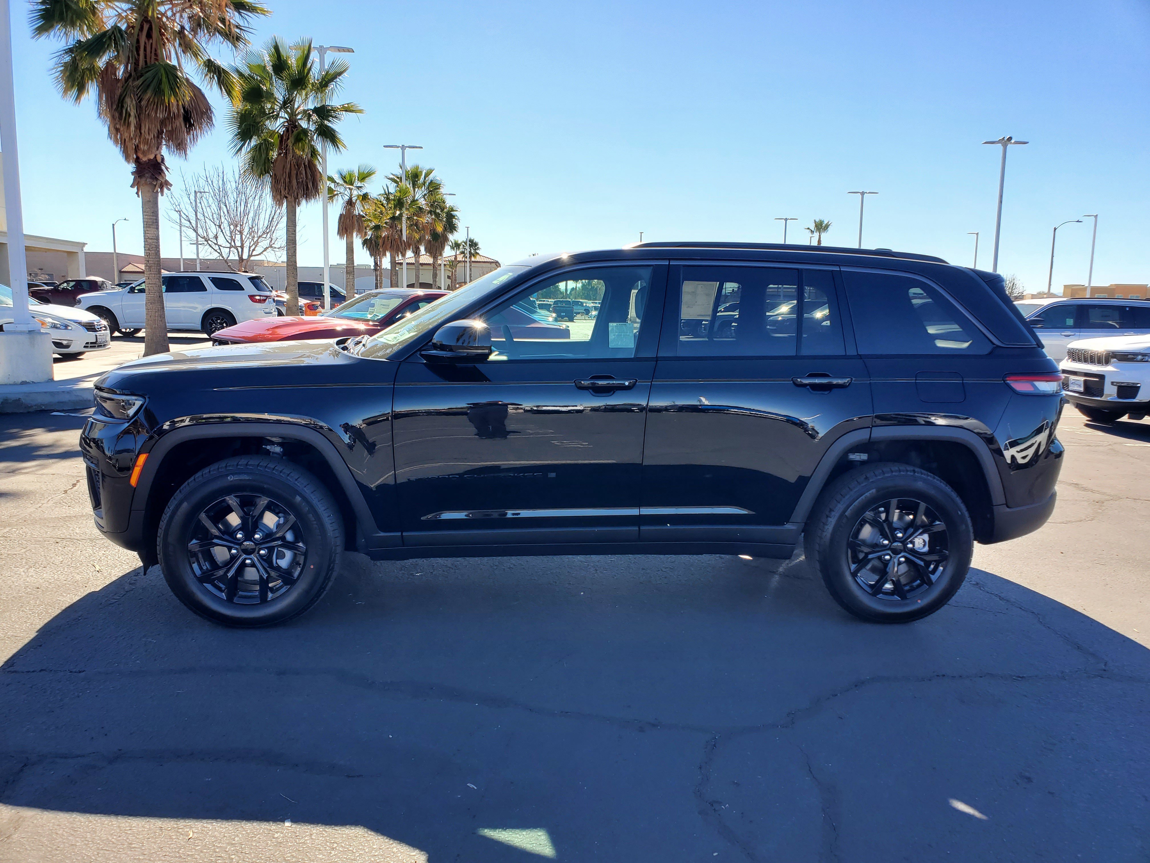 New 2026 Diamond Black Crystal Pearl-Coat Exterior Paint Jeep Altitude image 6