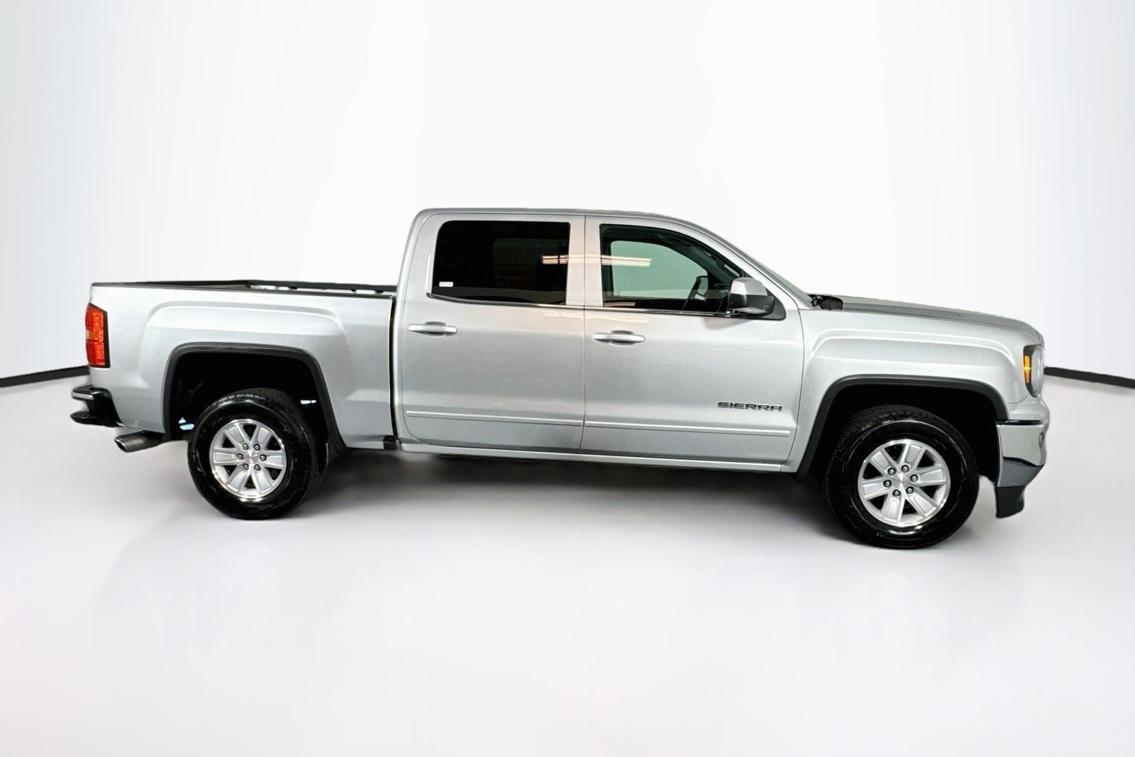 Used 2018 Quicksilver Metallic GMC SLE image 4