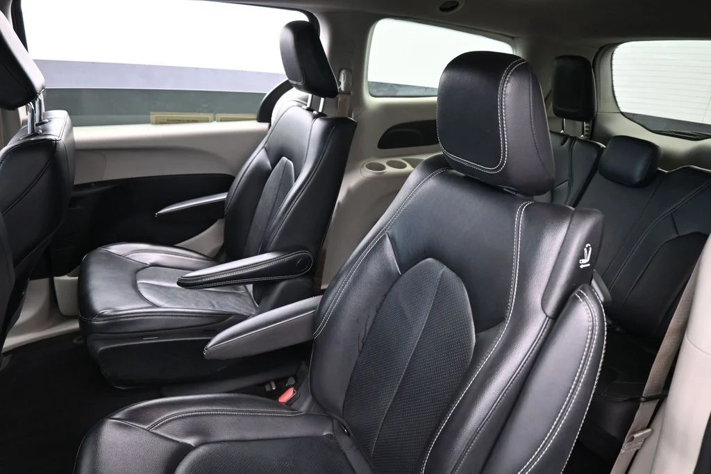 Used 2022 Ceramic Gray Clearcoat Chrysler Touring L image 35