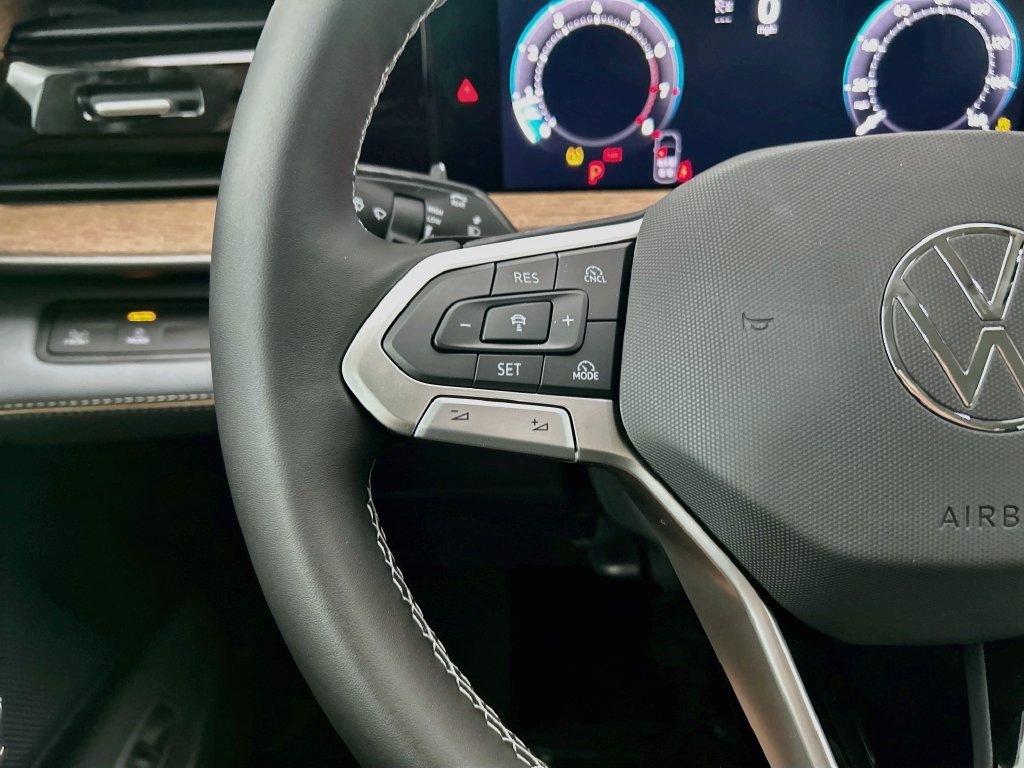 New 2027 Silver Volkswagen SE w/Technology image 11