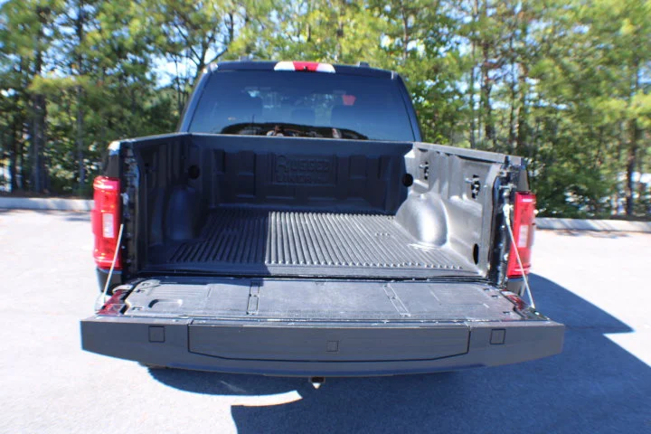 Used 2022  Ford LARIAT 4WD image 23