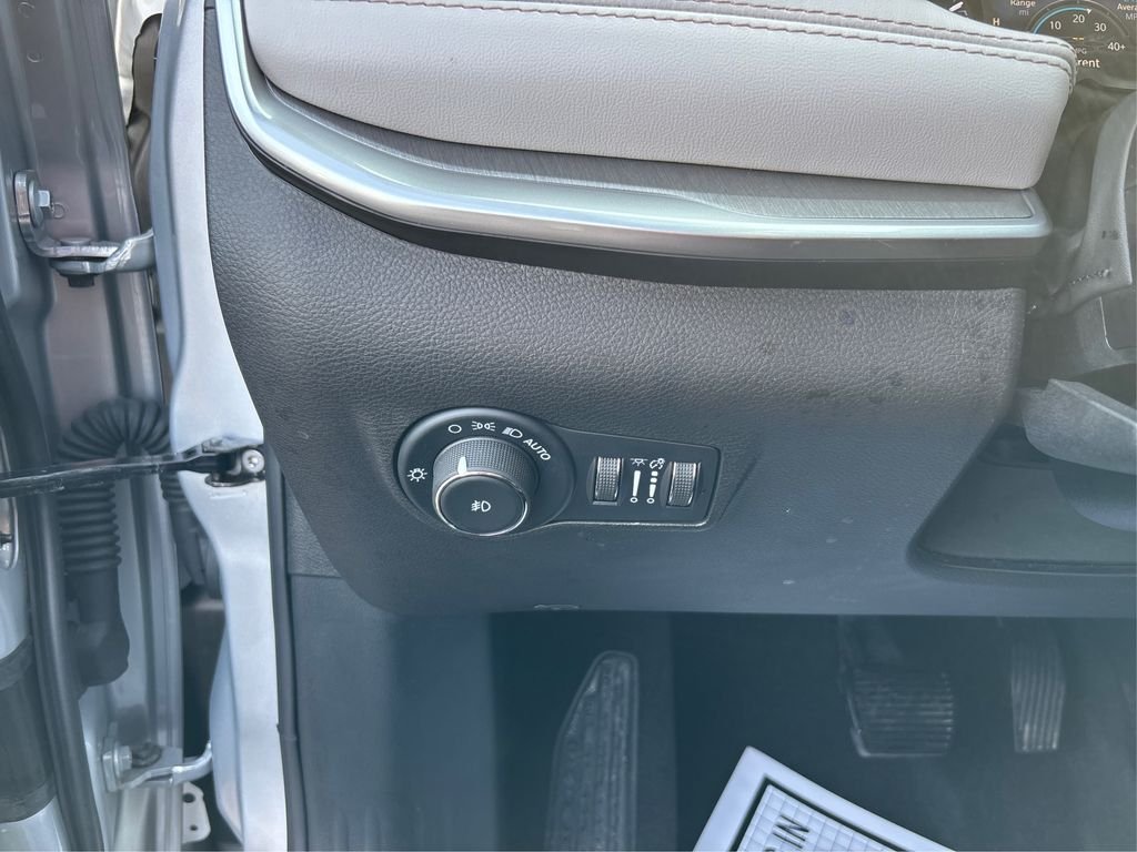 Used 2025 Silver Jeep Limited image 23