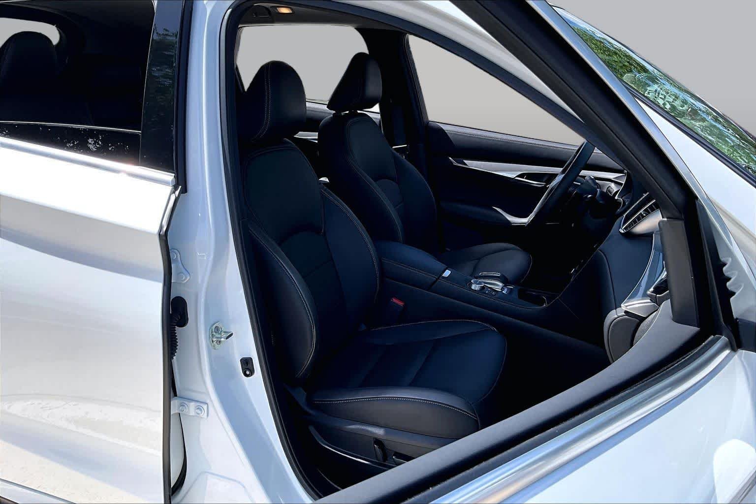 Used 2025 Radiant White INFINITI LUXE image 9
