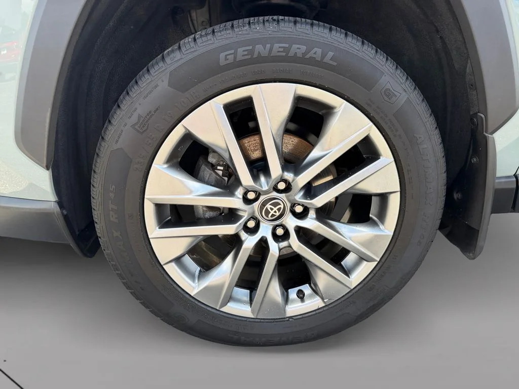 Used 2022 Green Toyota XLE Premium image 9