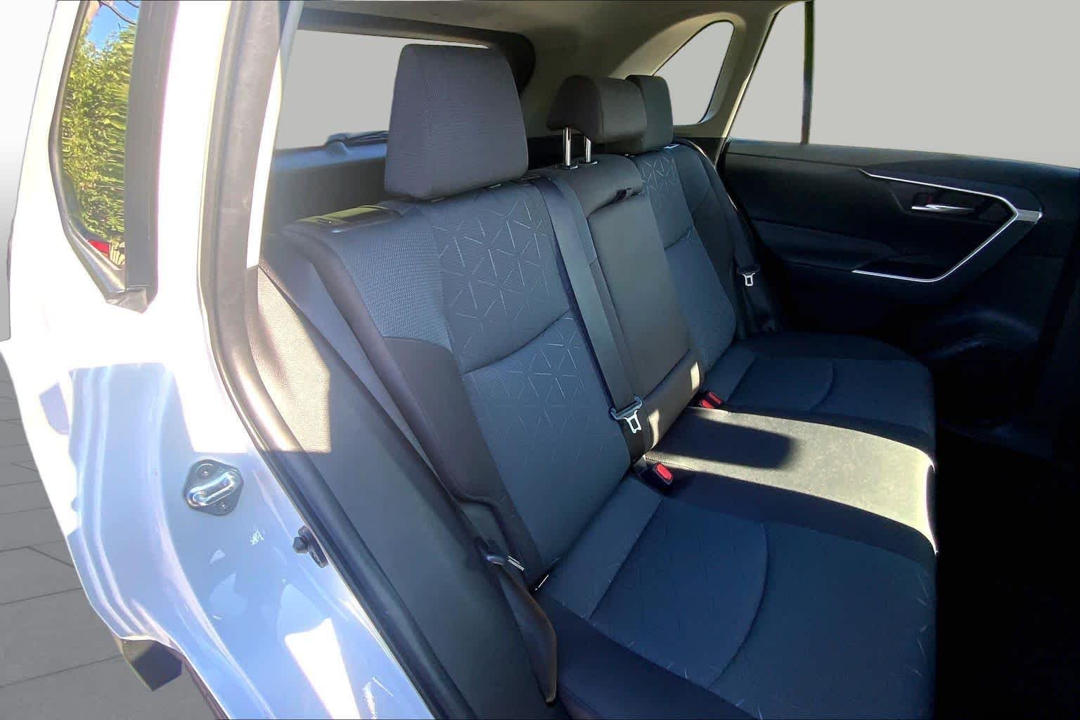 Used 2025 Ice Cap Toyota Hybrid XLE image 32