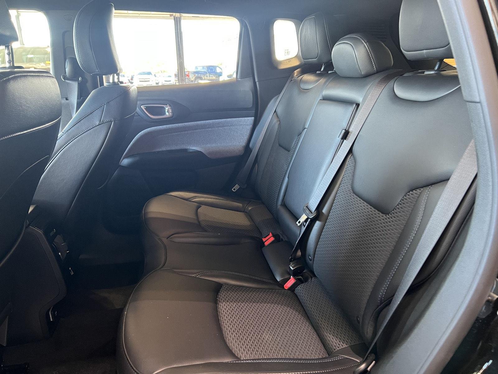 Used 2023 Diamond Black Crystal Pearlcoat Jeep Latitude image 17