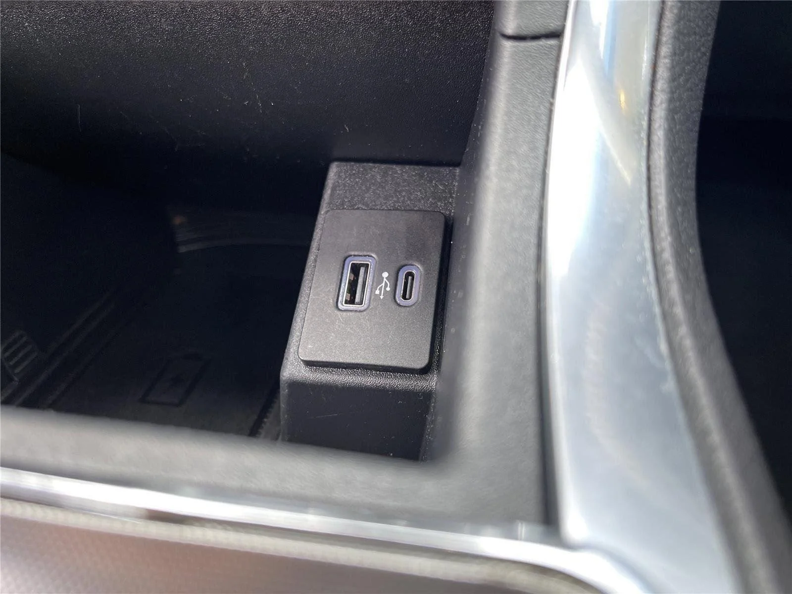 Used 2024 Agate Black Metallic Ford Titanium image 29