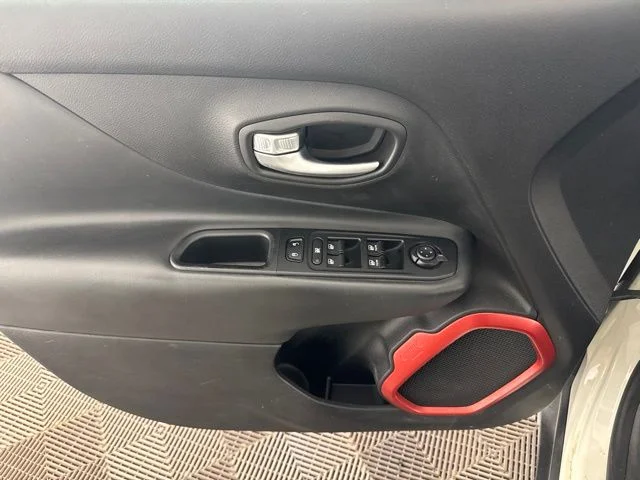 Used 2019 White Jeep Trailhawk image 22