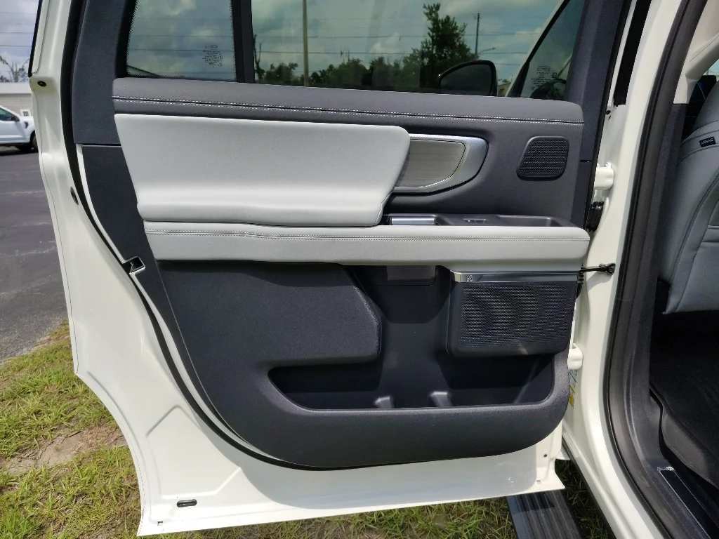 New 2027 Star White Metallic Tri-Coat Ford MAX Platinum image 18