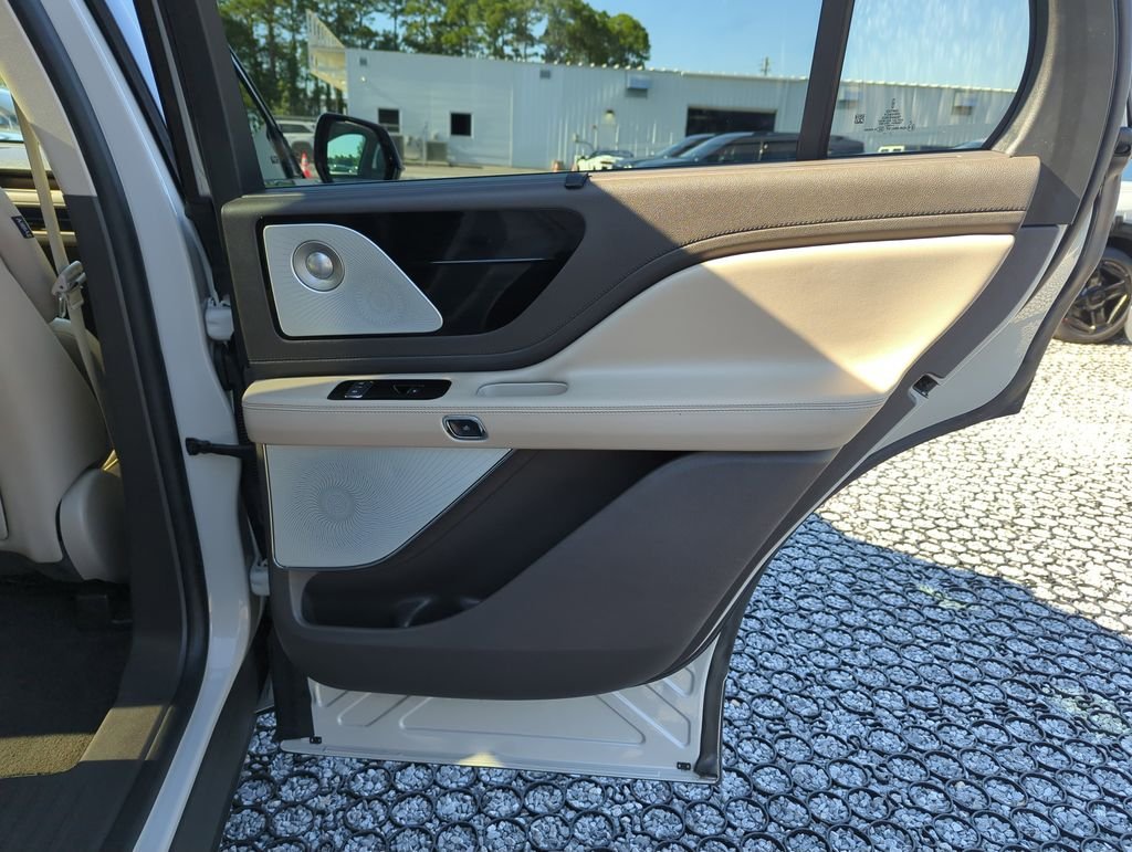 Used 2022 White Lincoln Reserve image 32