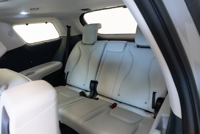 Used 2025 White Kia SX Prestige image 11