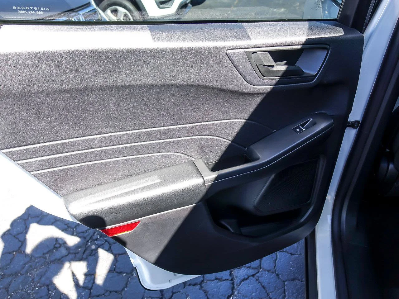 Used 2022 White Metallic Ford SE image 28