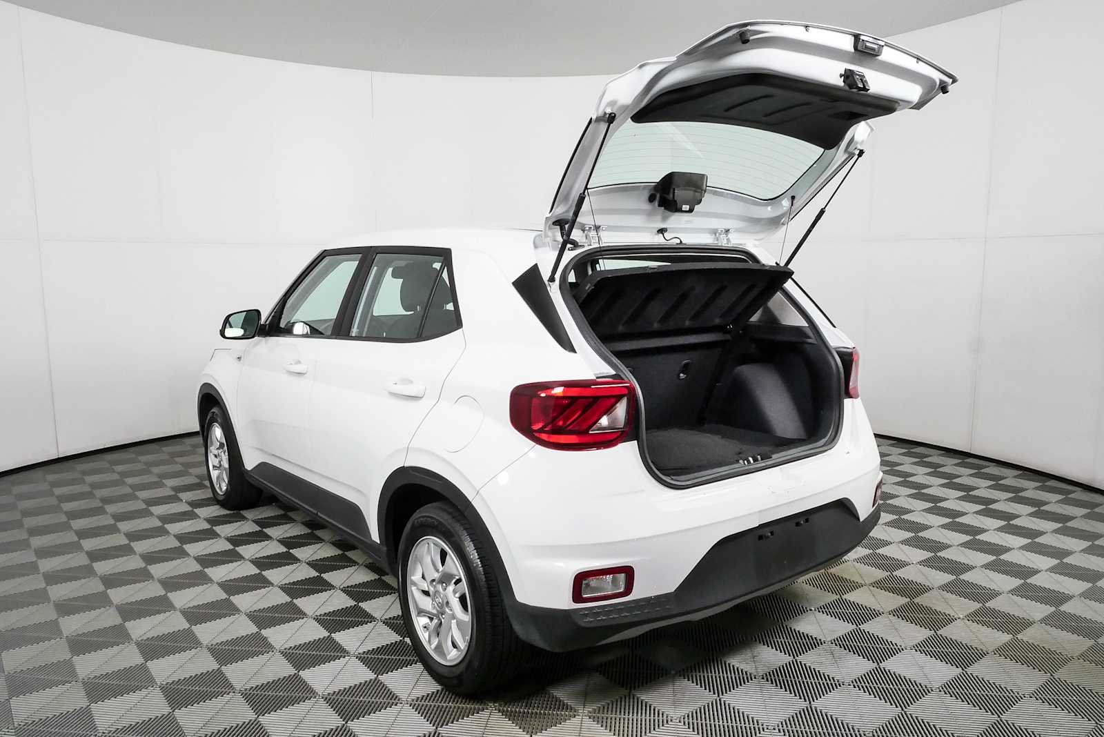 Used 2023 Lunar White Hyundai SE image 28