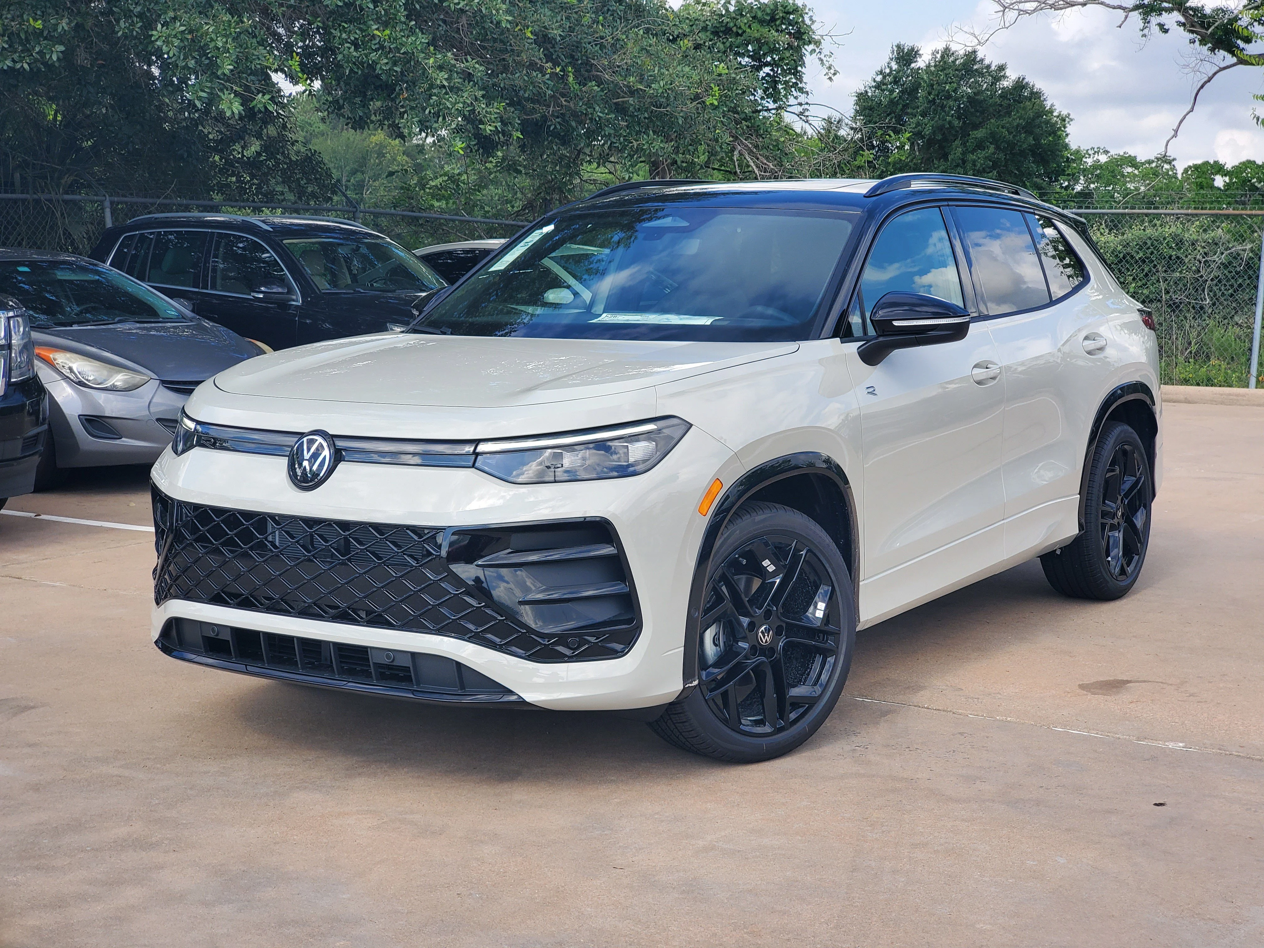 2026 Volkswagen Tiguan 2.0T SE R-Line Black's photo
