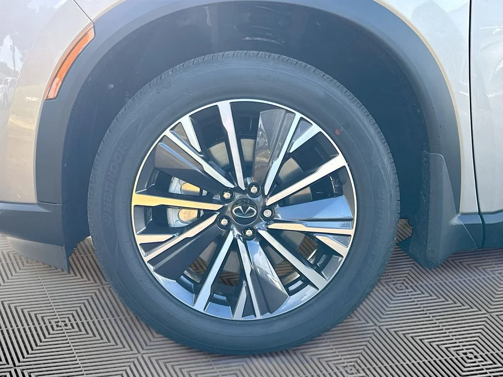 Certified Used 2026 Silver INFINITI LUXE image 35