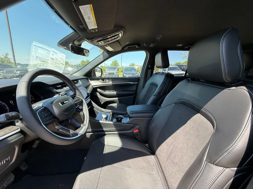 New 2026 Silver Zynith Exterior Paint Jeep Altitude image 11