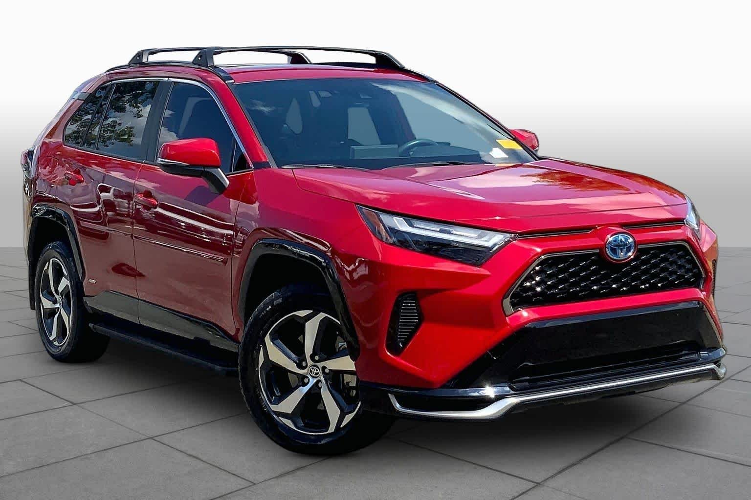 Used 2022 Supersonic Red Toyota SE image 3
