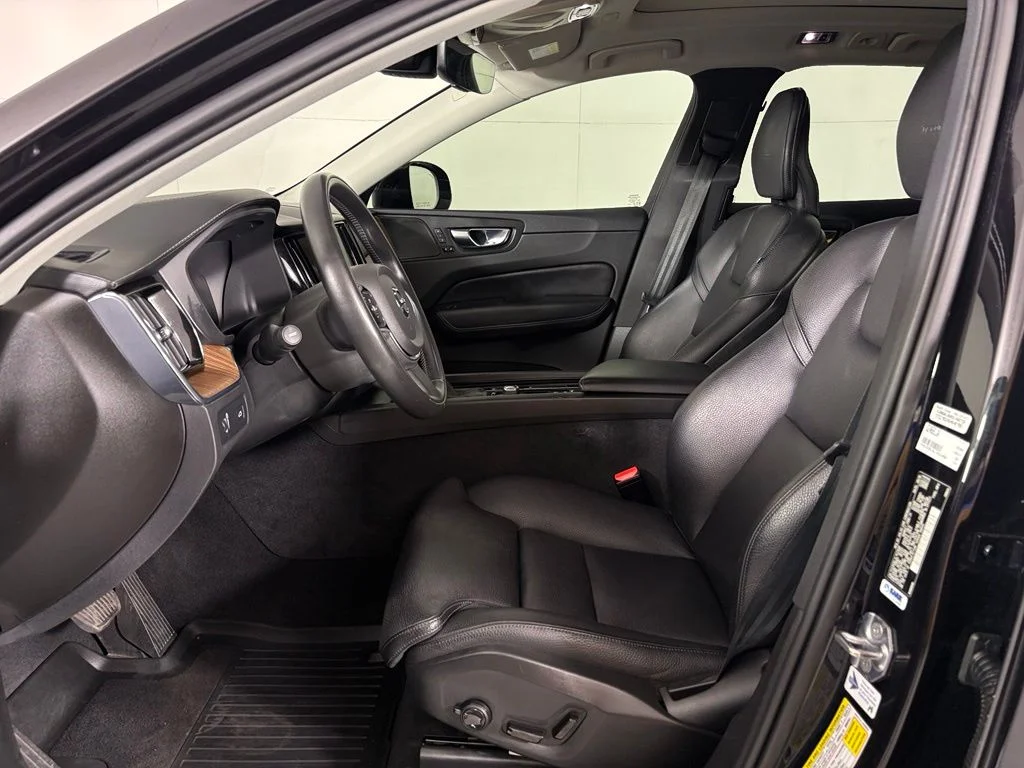 Used 2020 Onyx Black Metallic Volvo T5 Inscription image 16
