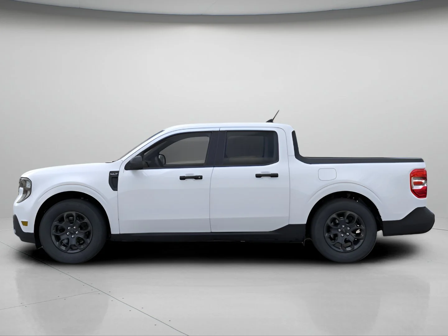 New 2026 Oxford White Ford XLT image 3