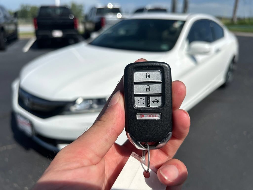 Used 2017 White Honda EX-L image 41
