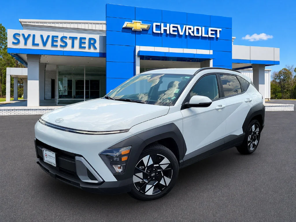 Used 2025 White Hyundai SEL image 1