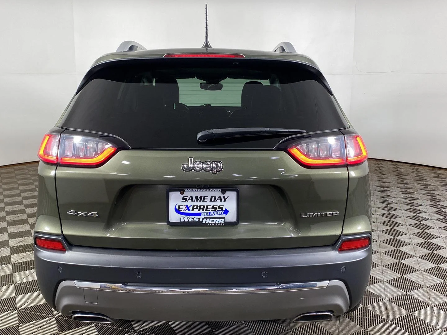 Used 2021 Olive Green Pearlcoat Jeep Limited image 5