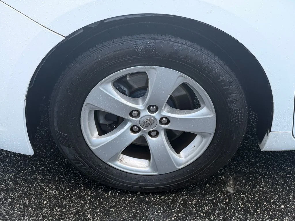 Used 2015 White Toyota LE image 14