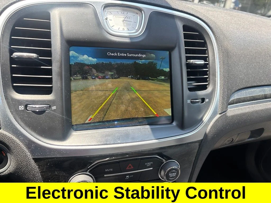 Used 2018 Silver Chrysler Limited image 39