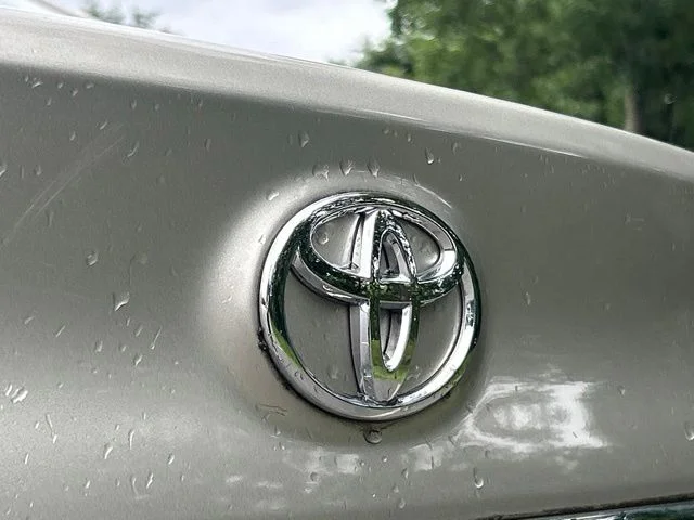 Used 2017  Toyota LE image 13