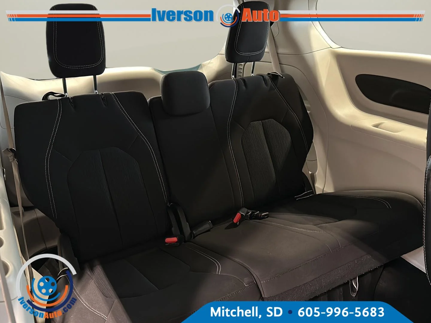 Used 2023 Silver Mist Clearcoat Chrysler LX image 29
