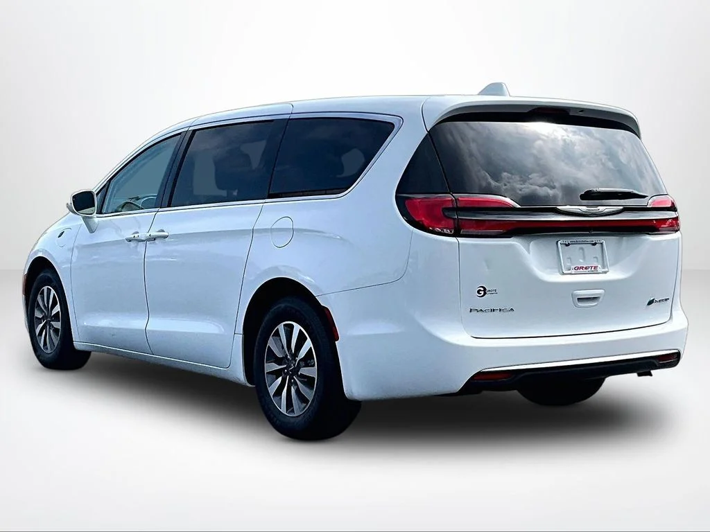 Used 2022 White Chrysler Touring L image 12