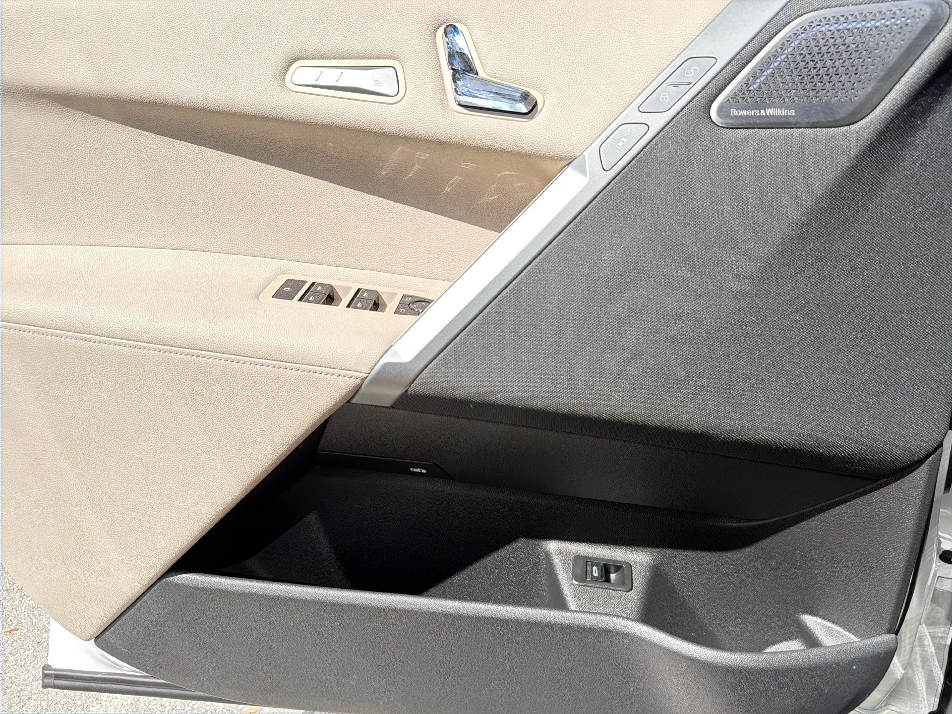 Certified Used 2025 White BMW M60 image 25