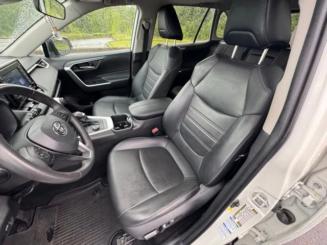 Used 2022 White Toyota XLE Premium image 12