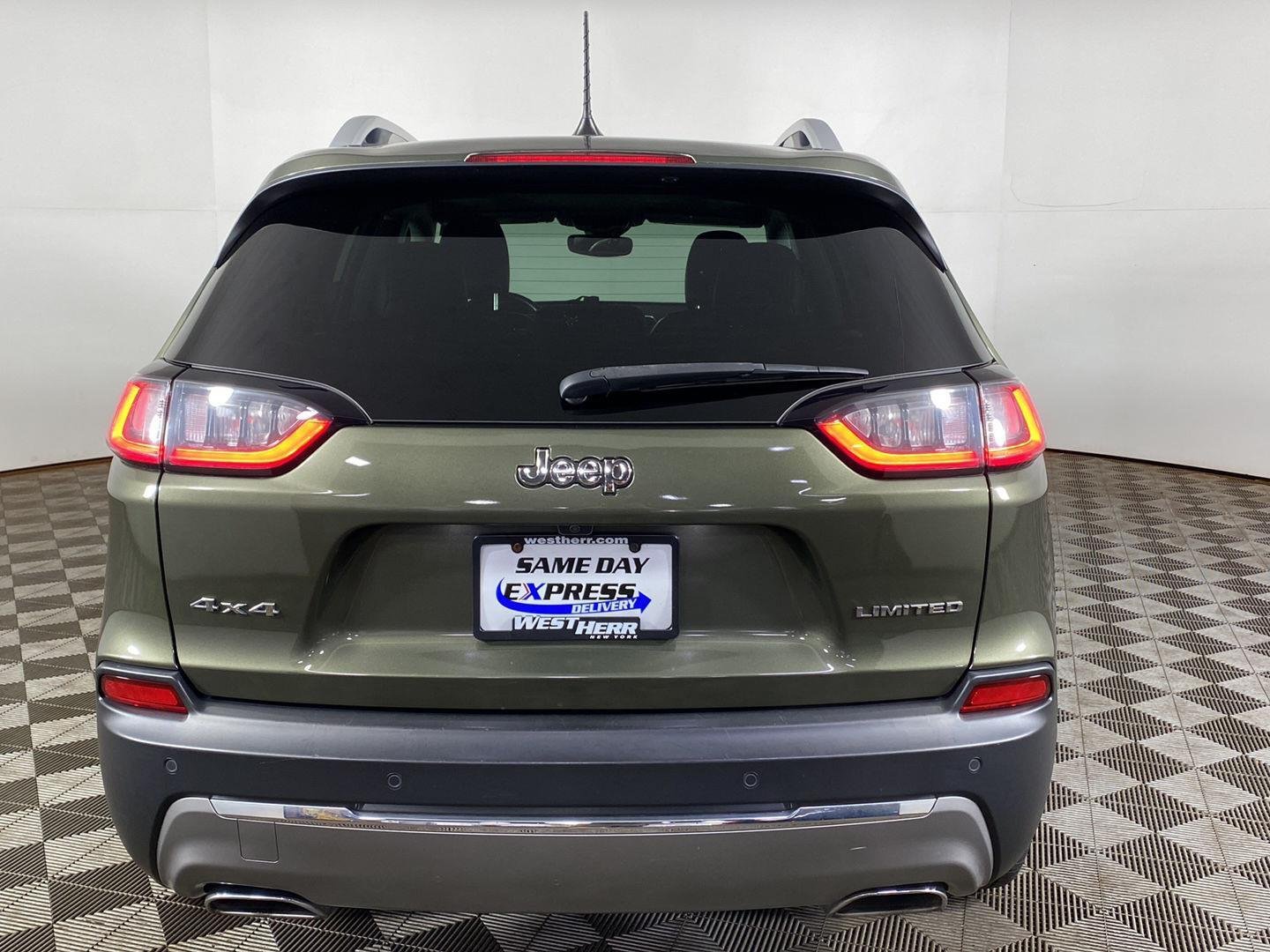 Used 2021 Olive Green Pearlcoat Jeep Limited image 5