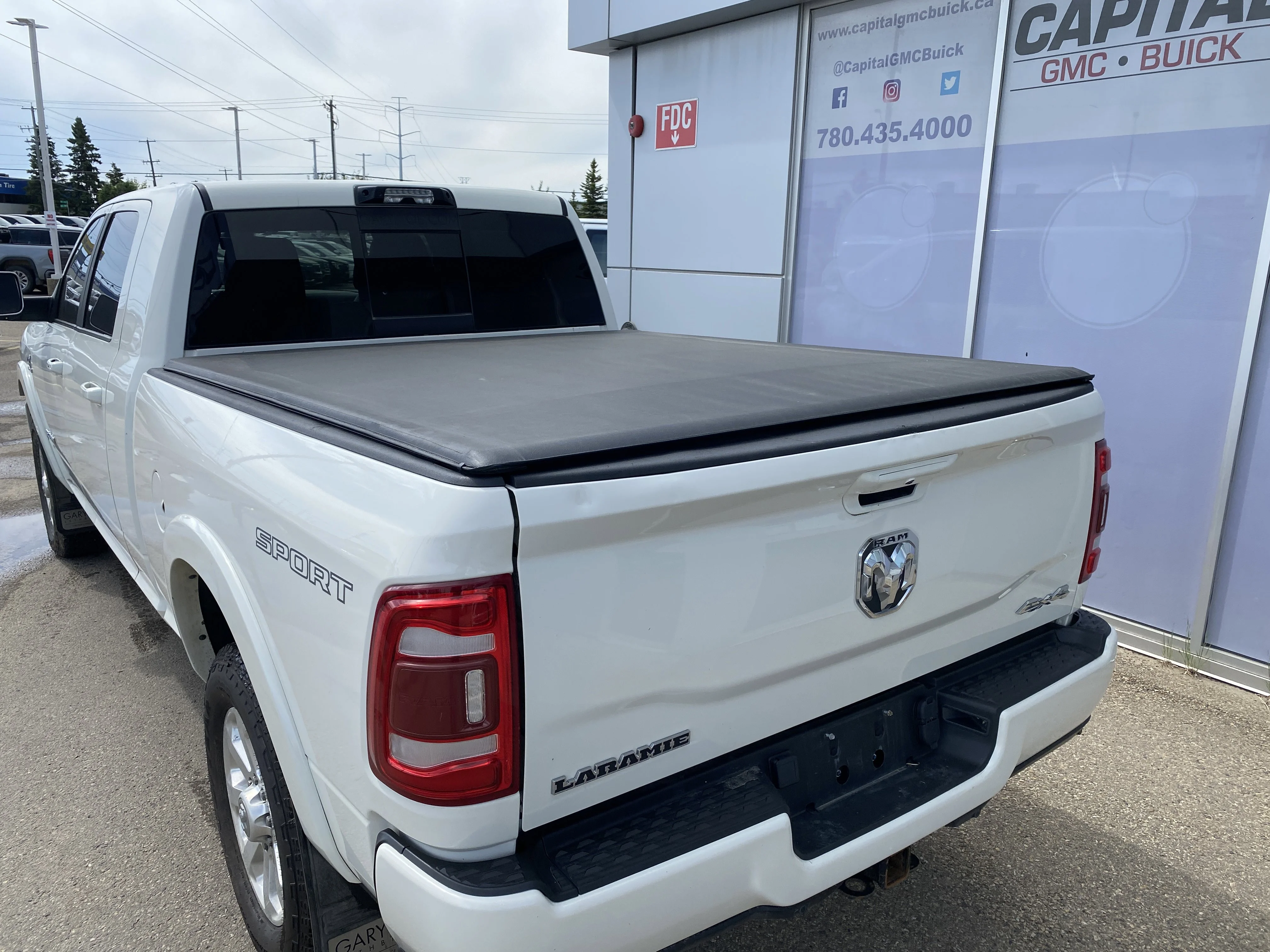 Used 2022 White Ram Laramie MEGA CAB * 12 DISPLAY * DIGITAL REARVIEW MIRROR * image 4