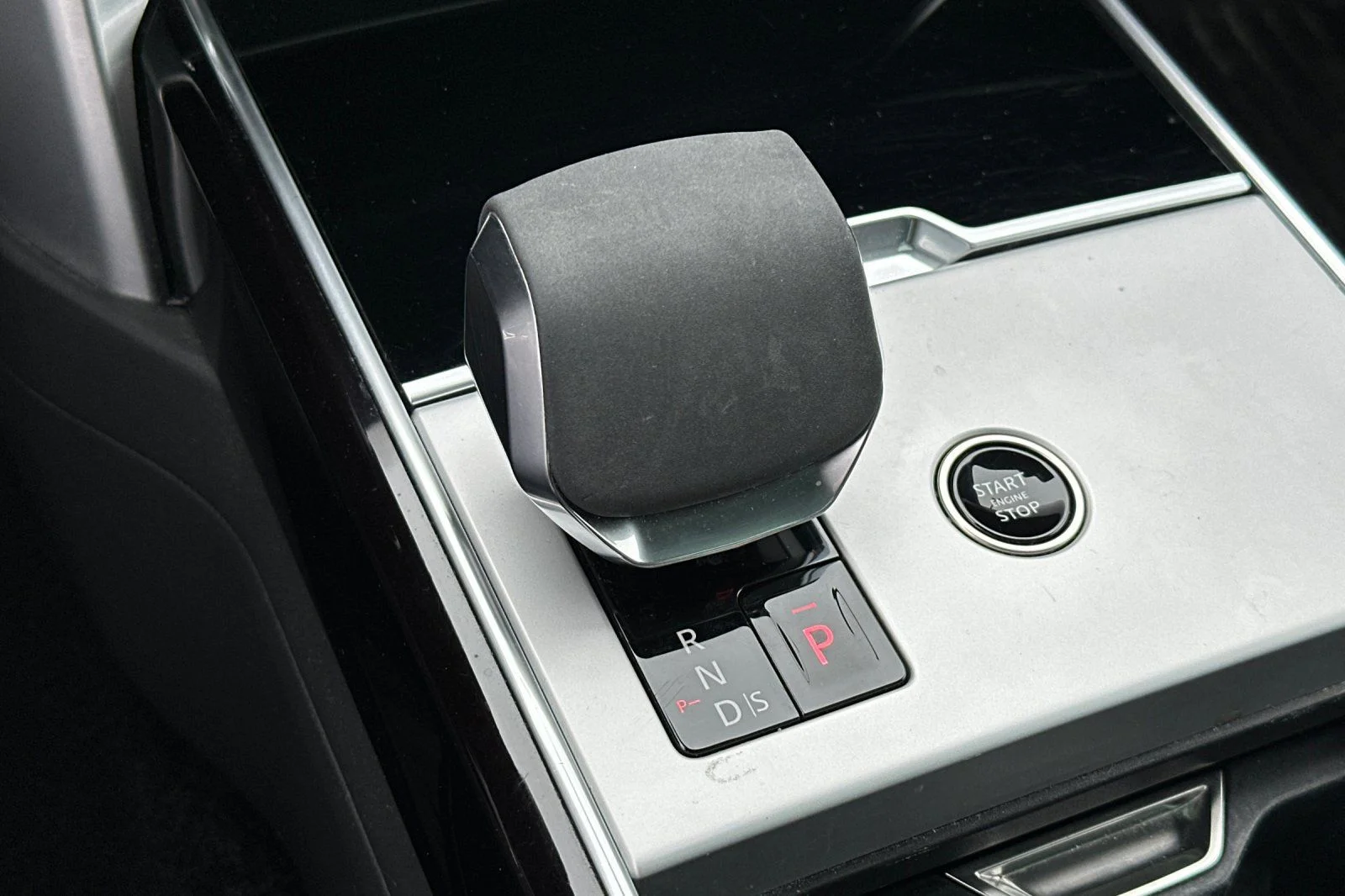 Used 2024 White Land Rover SE image 28