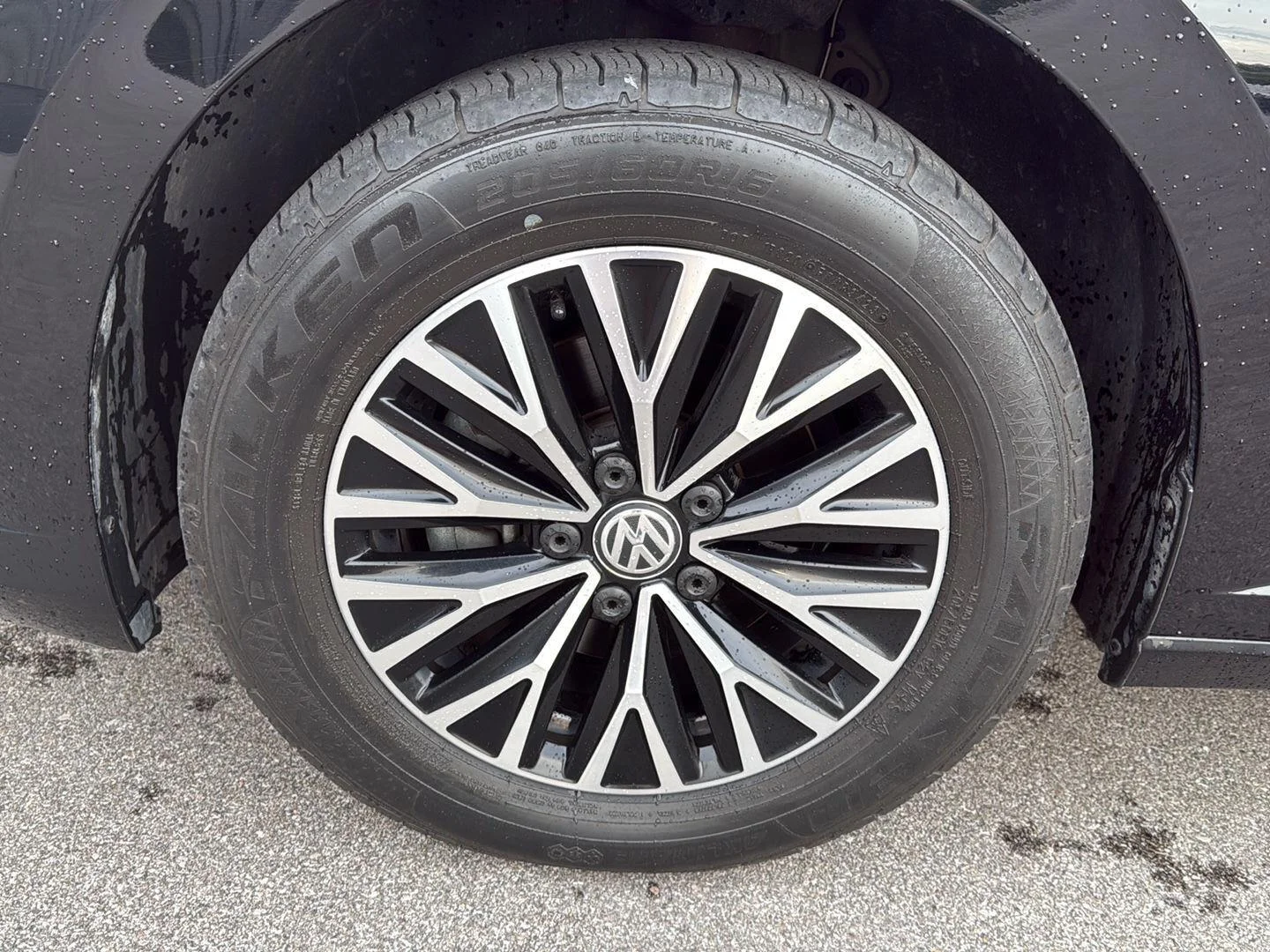 Used 2019  Volkswagen SE image 15