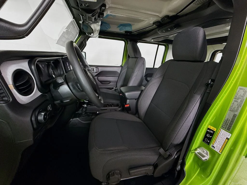 Used 2025  Jeep Sport image 22