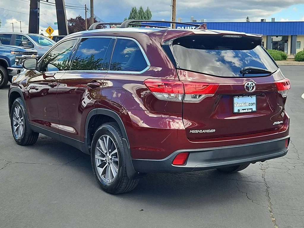 Used 2019 Salsa Red Pearl Toyota XLE image 4