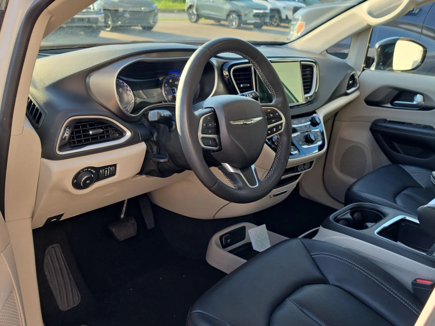 Used 2024 White Chrysler Touring L image 5