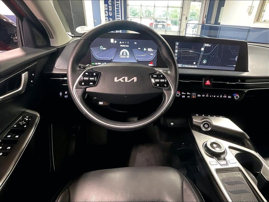 Used 2022 Red Kia Wind image 18
