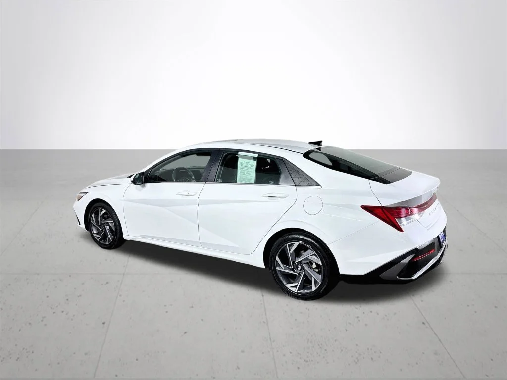 Used 2025 White Hyundai SEL Convenience image 8
