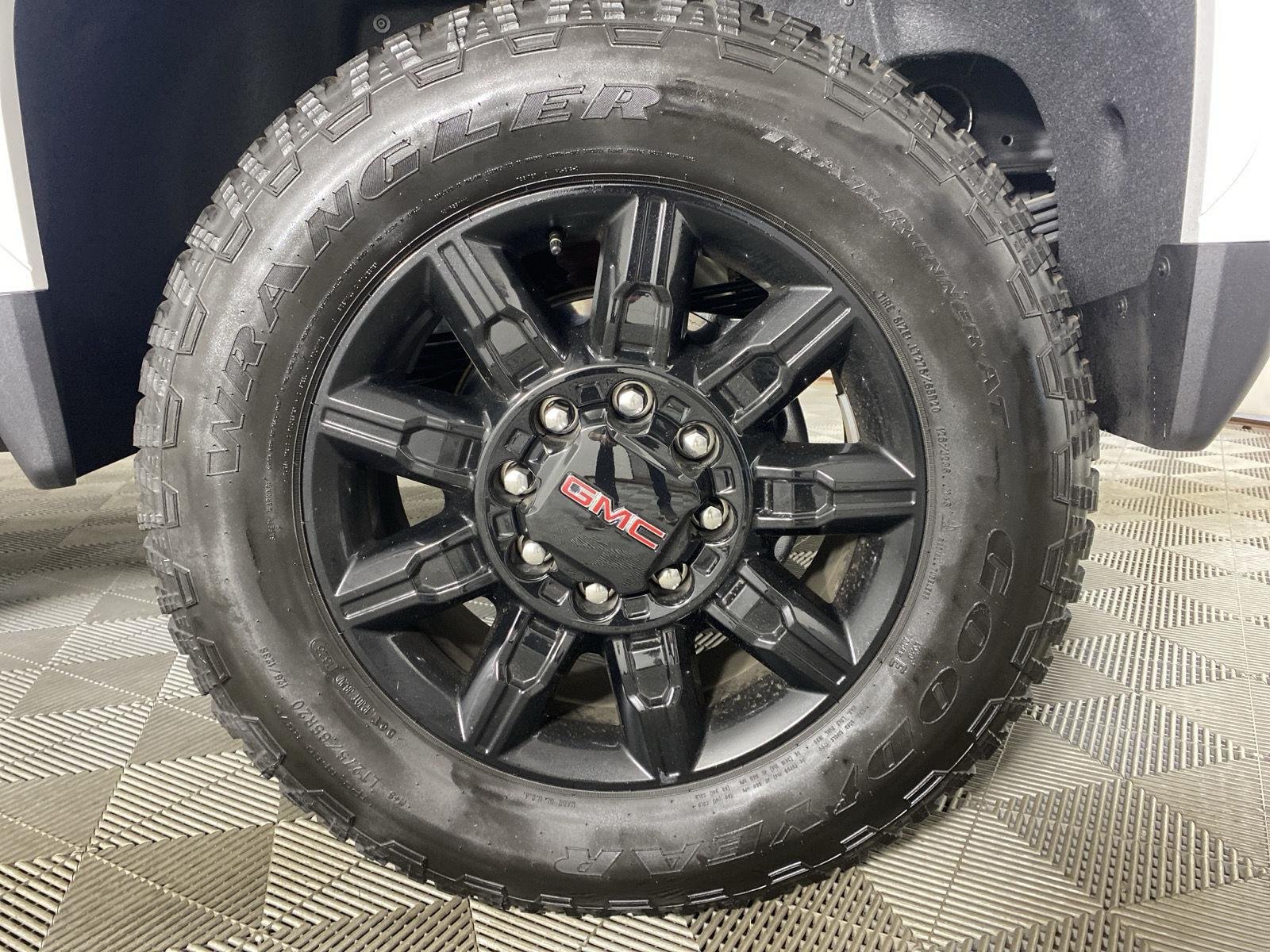 Used 2025 Summit White GMC AT4 image 9